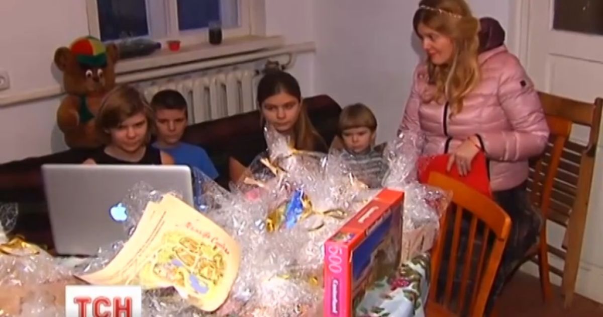 Тисячі дитячих листів цього року отримали у київській резиденції Святого Миколая