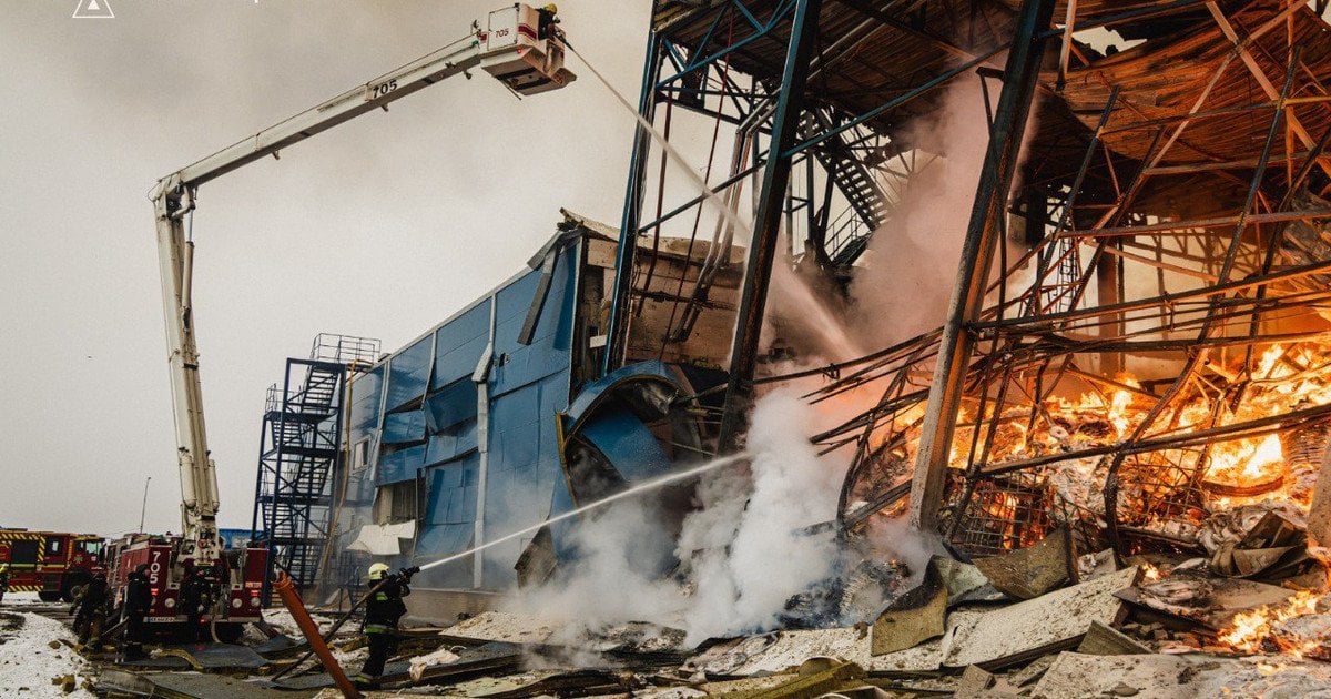 Наслідки ракетного удару по підприємству під Харковом