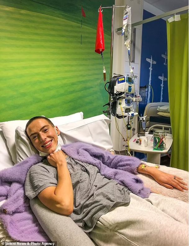 Лили Венус прошла 12 изнурительных курсов химиотерапии / © dailymail.co.uk