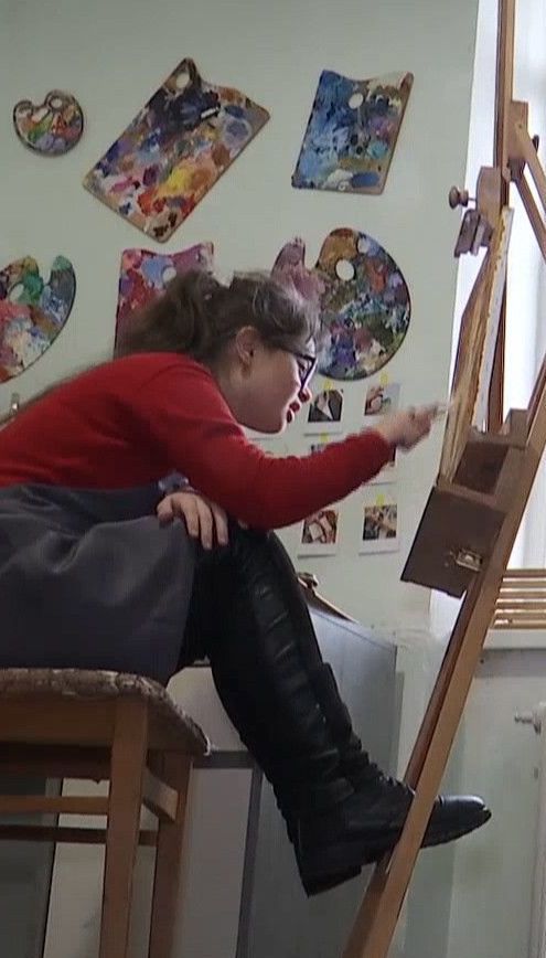 Сонячна художниця: як картини дівчинки із синдромом Дауна "оживають" на хустинах