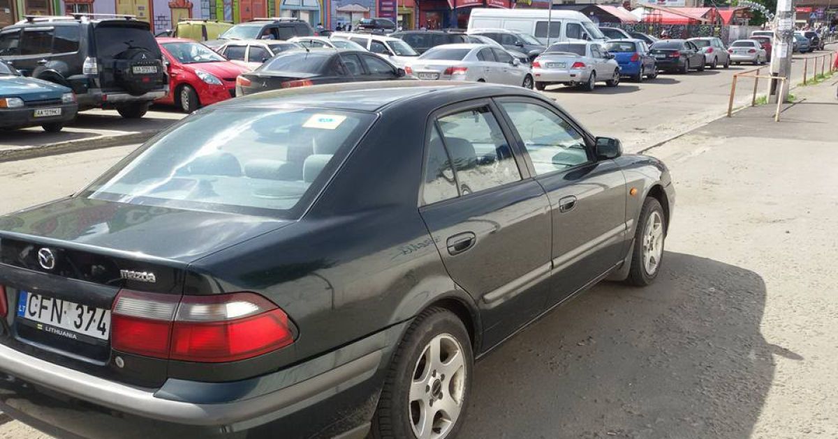 В Киеве хозяева бросили на жаре умирать собаку в запертом авто