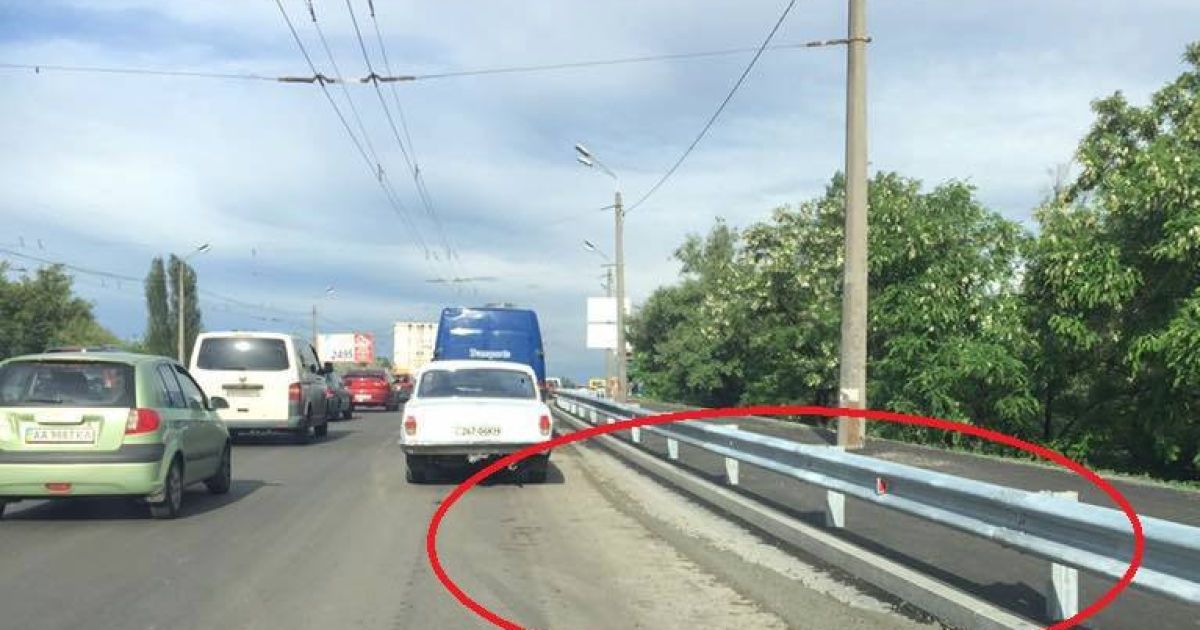 У Києві щойно відремонтовану дорогу зіпсували перевантажені бетоновози