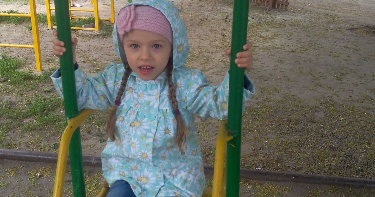 Батьки Лізи просять допомогти їм назбирати кошти на уколи, які рятують життя дитини