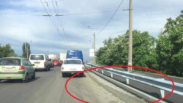 В Киеве только что отремонтированную дорогу испортили перегруженные бетоновозы