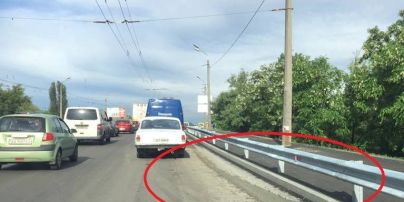 У Києві щойно відремонтовану дорогу зіпсували перевантажені бетоновози