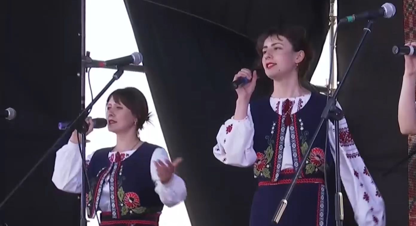 В километре от Авдеевки группы со всей страны затянули украинские песни