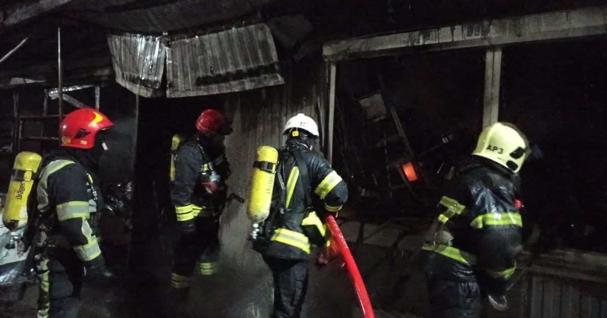 У Києві у ніч проти 6 грудня зайнялися ятки на ринку на Оболоні