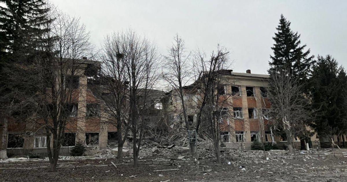 Залишився тільки напис: окупанти із С-300 розбомбили коледж Куп'янська (фото наслідків)