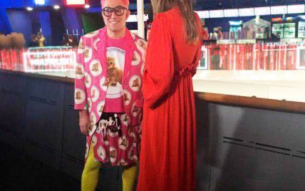 В розовом костюме и желтых колготках: Гарик Корогодский произвел фурор эпатажным образом на премьере фильма