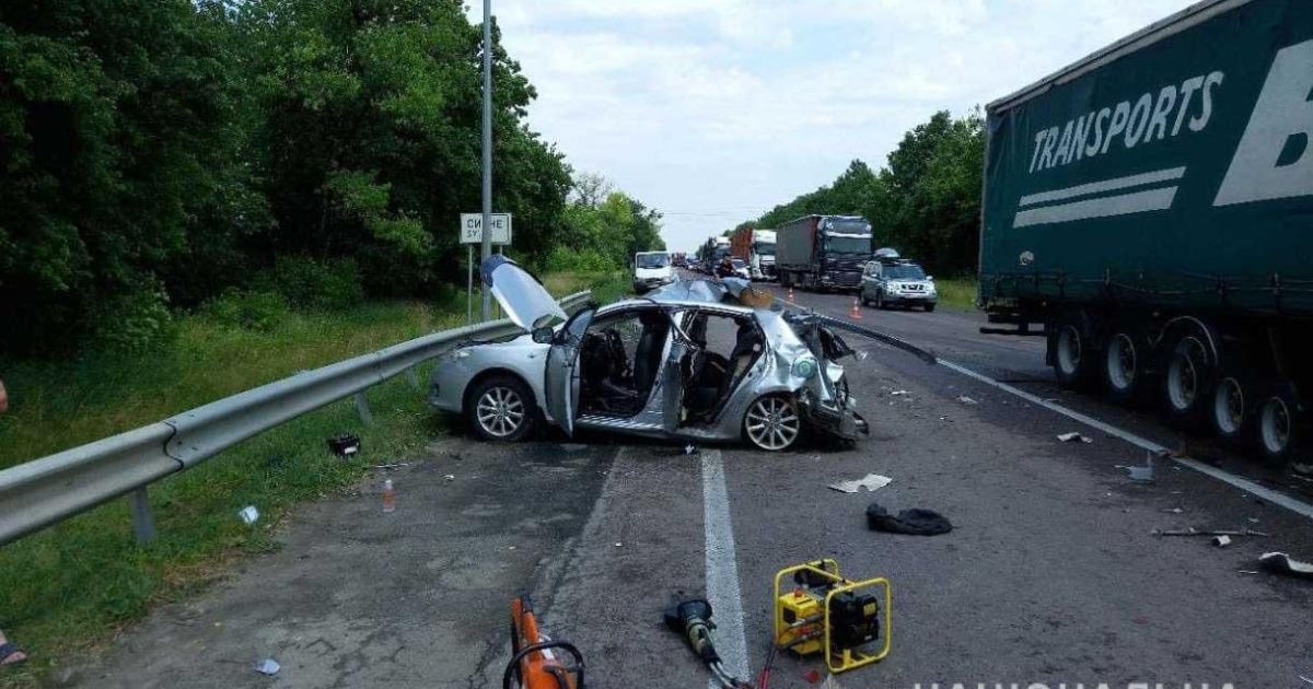Виїхали на зустрічну та врізались у вантажівку: на трасі Київ-Чоп загинуло двоє іноземних студентів (фото)