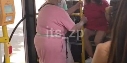 В Запорожье бабушка в автобусе избила молодую женщину, которая была без маски (видео)