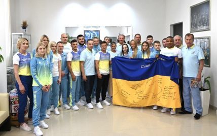 Перед вильотом на Олімпіаду до Токіо: Зеленський передав українським спортсменам національний прапор від військових
