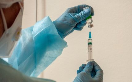 Український журналіст отримав три дози вакцини від COVID: у МОЗ заявили про порушення