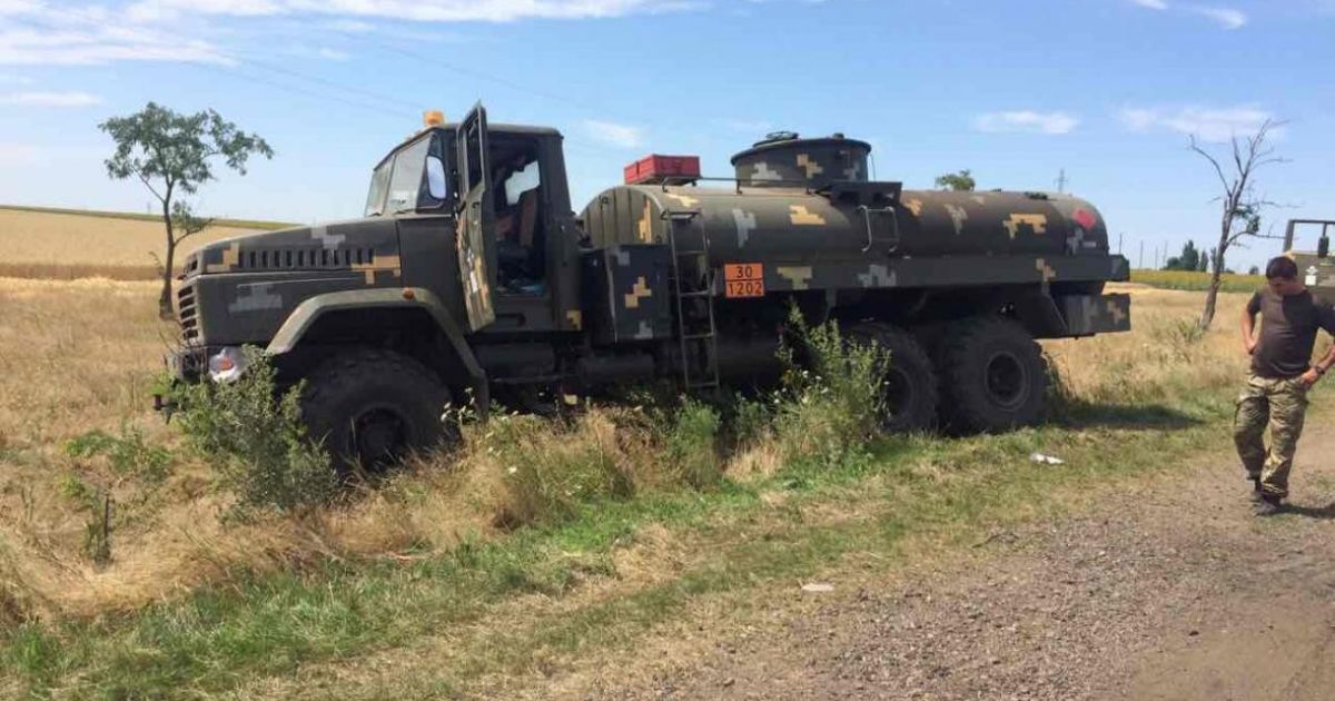 На Запоріжжі Hyundai в'їхав у колону військової техніки