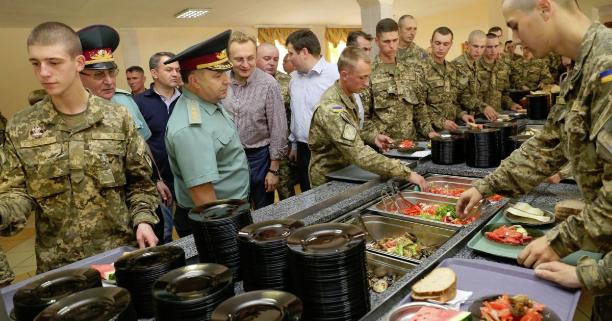 Министр пообещал изменить советские подходы к питанию военных