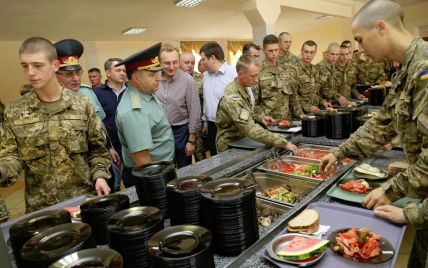 Полторак пообещал кормить украинских военных по новым стандартам
