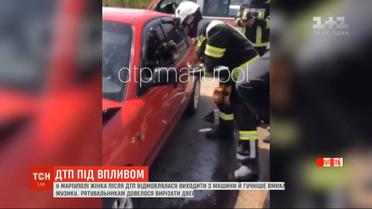 В Мариуполе женщина после ДТП отказывалась выходить из машины и громче включала музыку