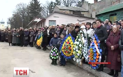 Скандал на Тернопільщині: з похорон героя АТО з ганьбою прогнали керівників області та району