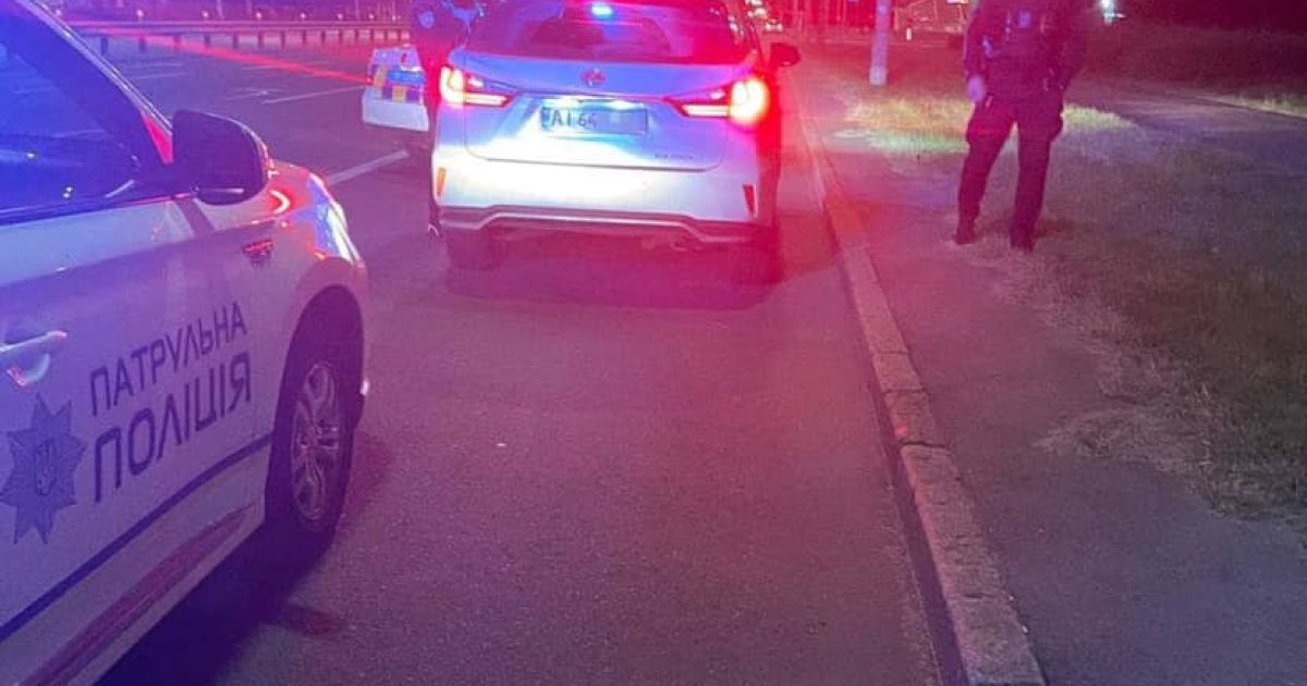 У Києві водійка Lexus, проігнорувавши вимогу патрульного, поїхала з місця події