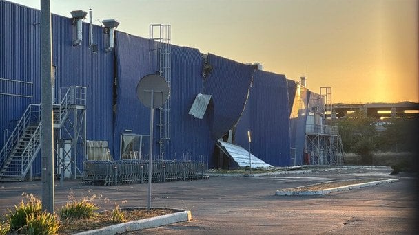 В результате российских атак поврежден гипермаркет «Метро». / © Суспільне