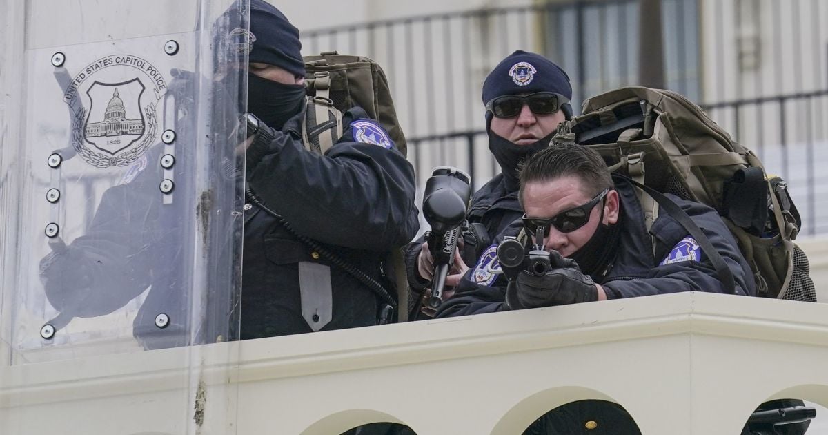 Появилось видео с силовиками в здании Конгресса США, куда ворвались протестующие