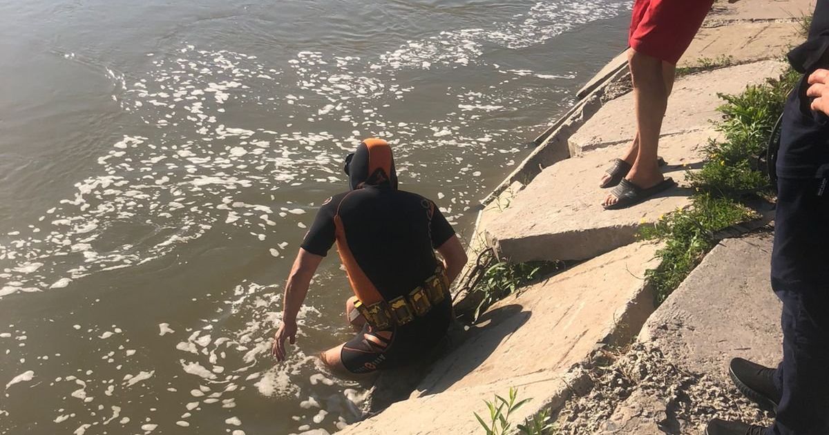 Стрибнув з дамби у воду, але не випірнув: у Коломиї в річці Прут знайшли тіло підлітка