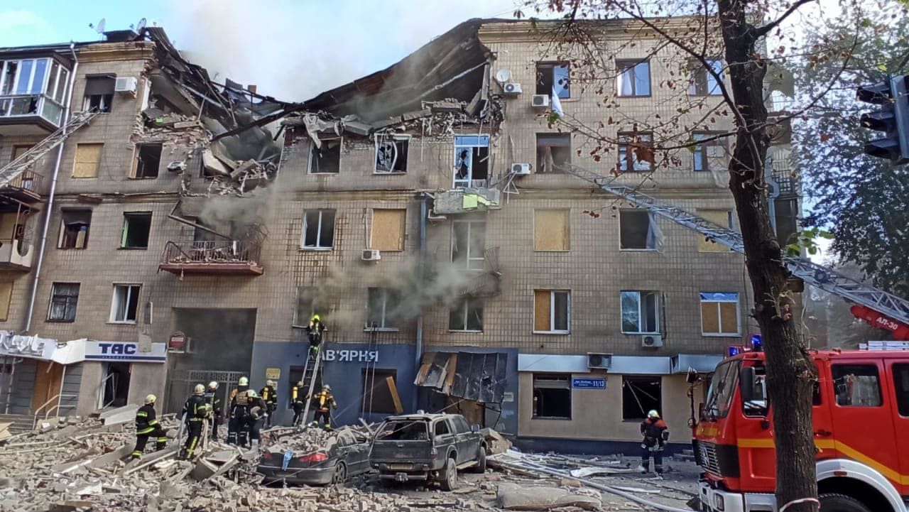 В Харькове ракета попала в пятиэтажный дом, фото