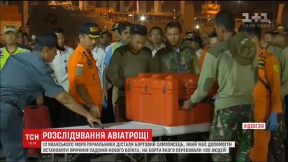 Бортовой самописец разбившегося в Индонезии самолета достали со дна Яванского моря