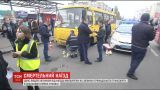 В Киеве маршрутное такси наехало на людей, которые шли к троллейбусу
