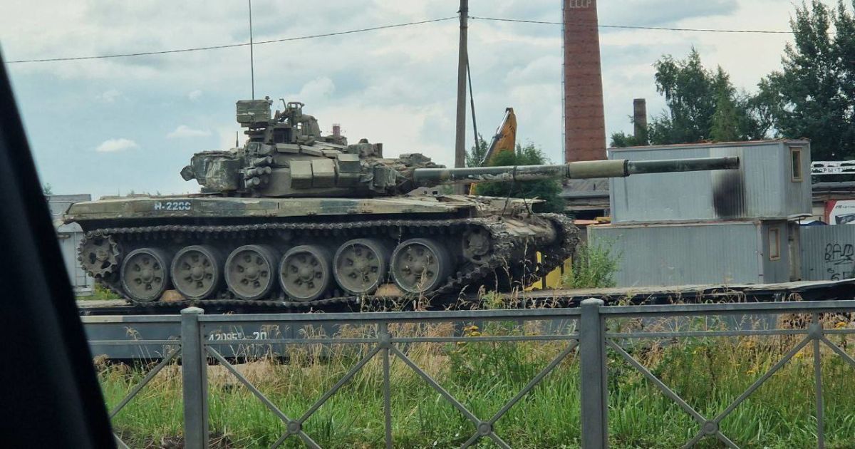Російський танк Т-90 1992 року випуску транспортують для посилення окупантів на фронті