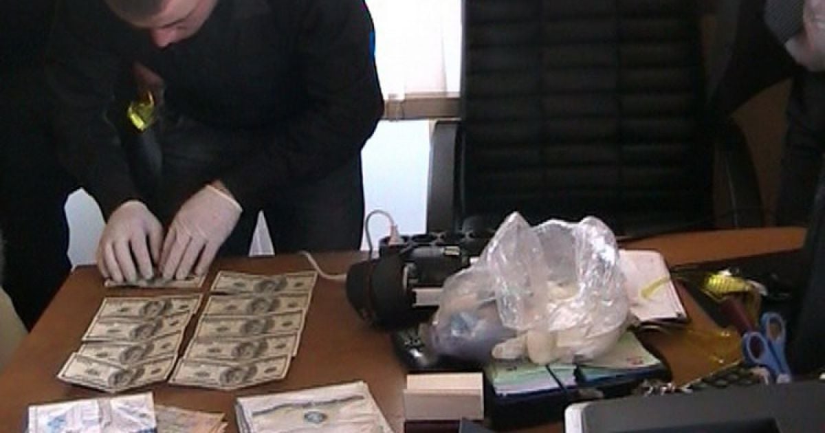 Хабар було вилучено у службовому кабінеті судді.