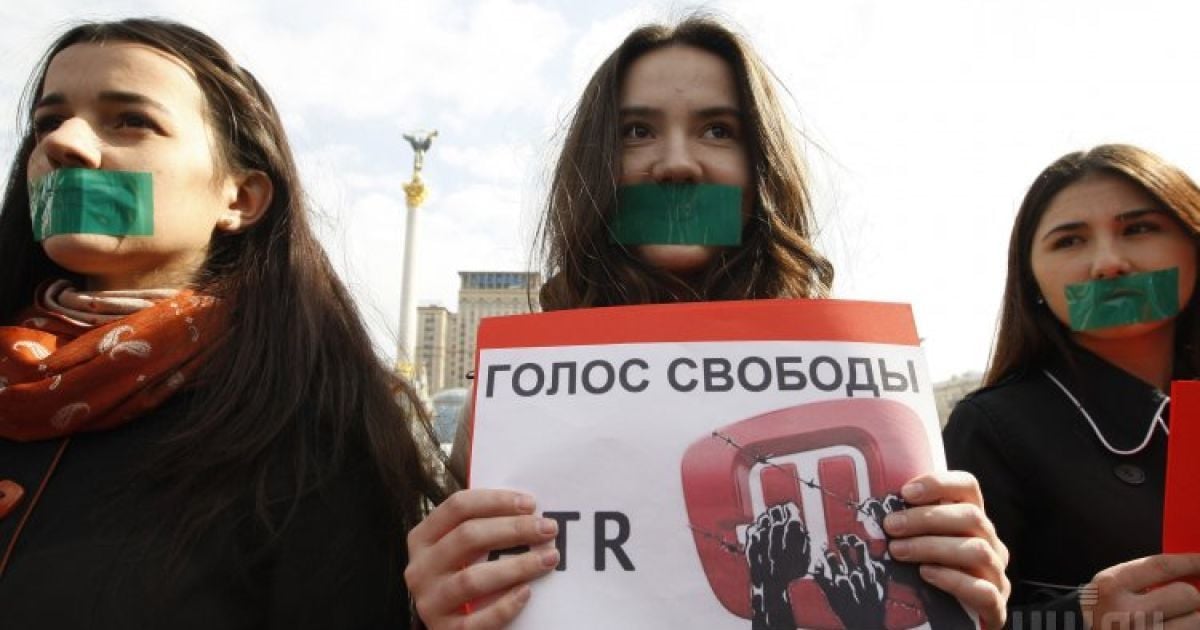 Порошенко заявив, що для української влади буде справою честі зробити так, щоб ATR відновив мовлення.