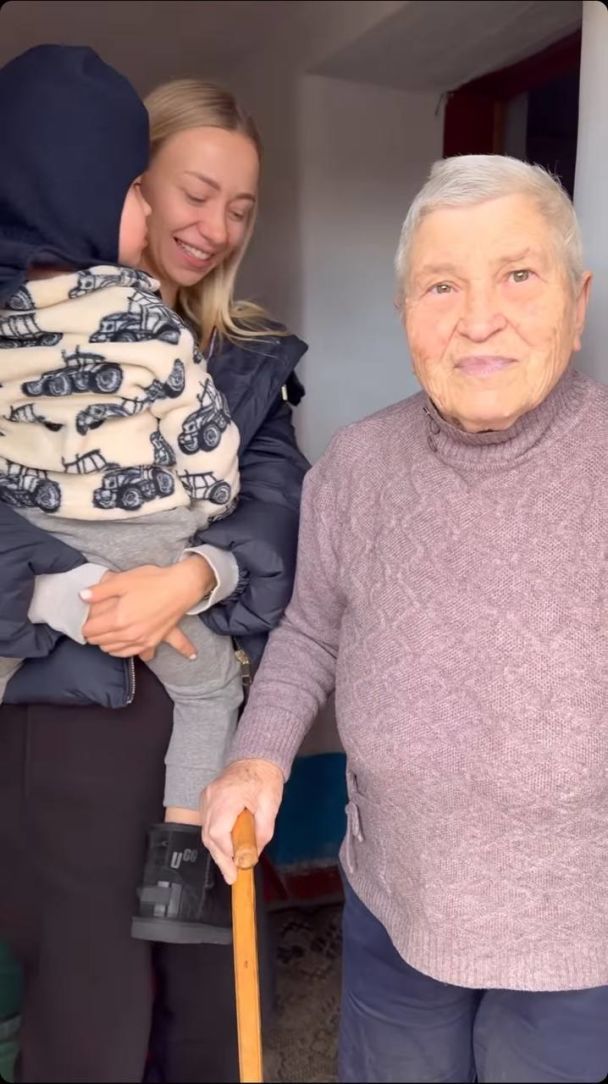 Катерина Реп'яхова з сином навідали маму Віктора Павліка / © instagram.com/repyahovakate