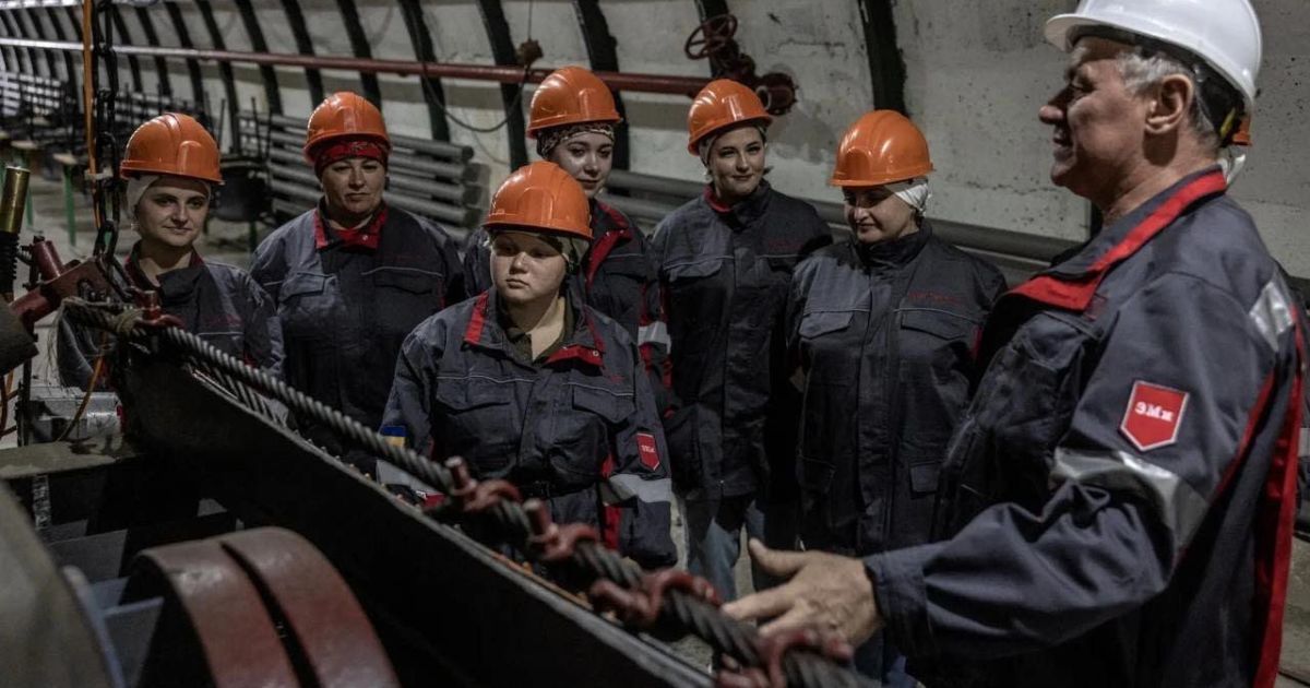 Україна потерпає від дефіциту робочої сили: на роботу наймають жінок та підлітків — Reuters