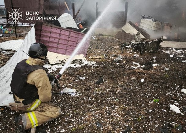 Внаслідок удару по Новомиколаївці виникла пожежа / © ДСНС