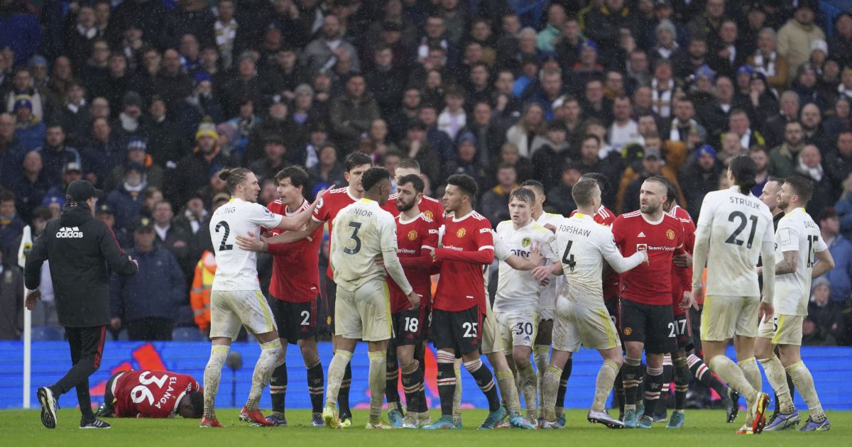 Месть за голы: игроков "Манчестер Юнайтед" во время матча обстреляли фанаты соперника