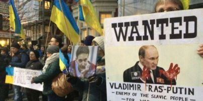 Украинцы в Лондоне пикетируют российское посольство
