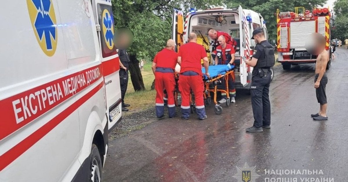 Замість прохолоди — удар струмом: на Волині блискавка «вимкнула» 7 людей поблизу водойми