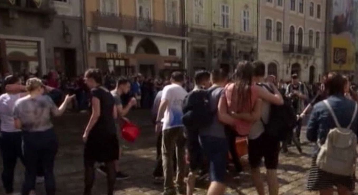 Во Львове организовали массовые поливания по случаю народного праздника