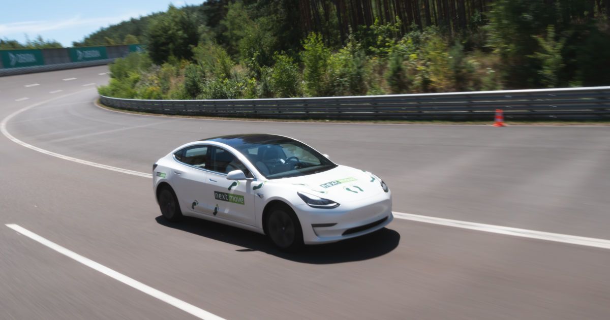 Електрокар Tesla із манекеном за кермом побив власний рекорд. Відео