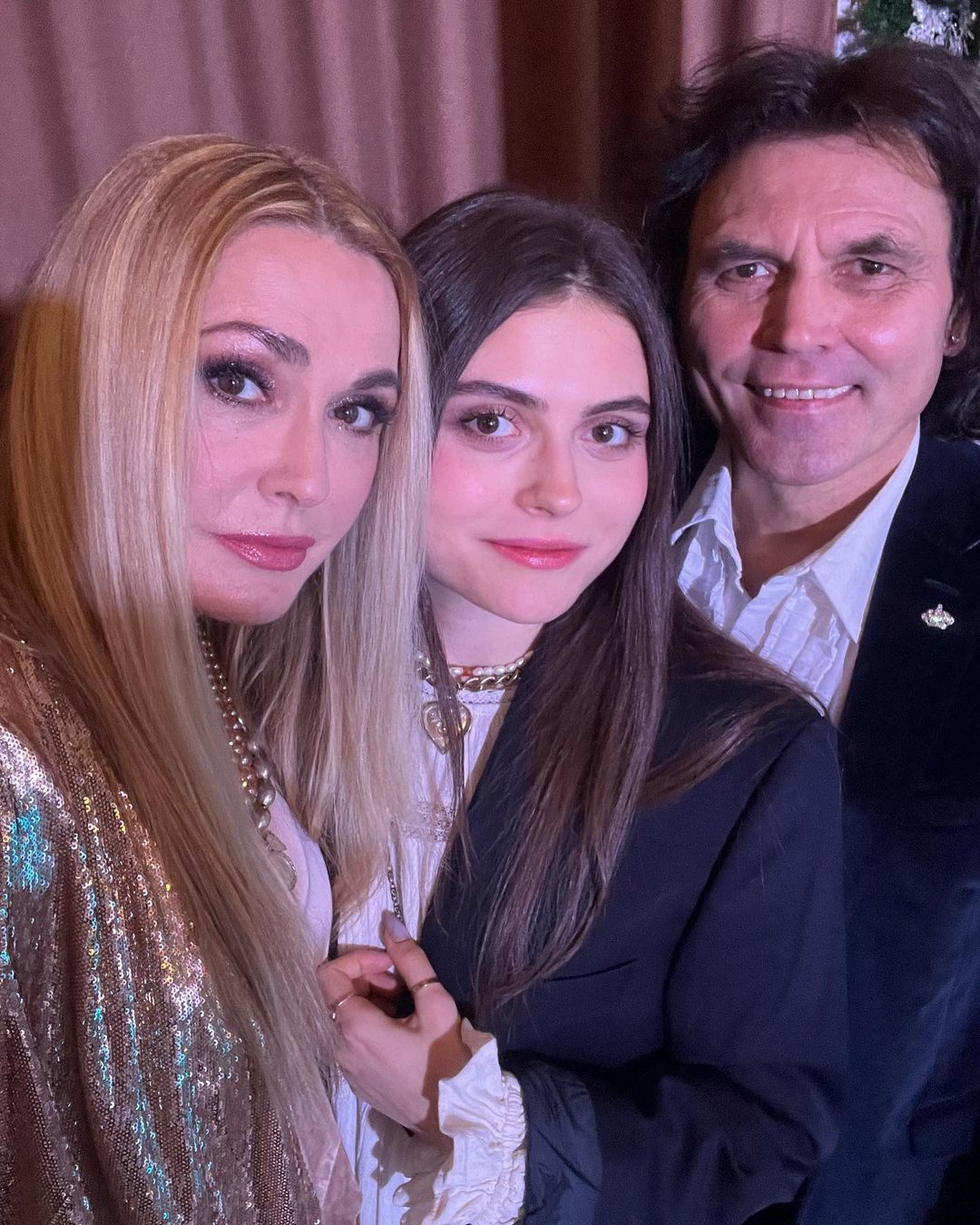 Ольга Сумська та Віталій Борисюк з донькою Анною / © instagram.com/olgasumska