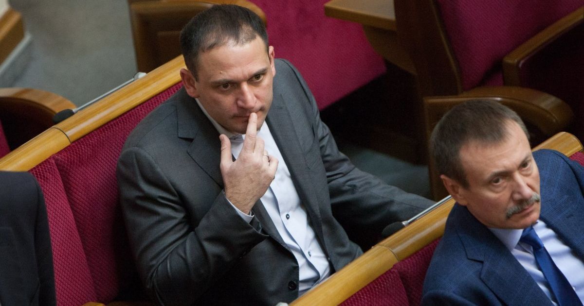 "Наркотиків не вживаю". Добкін пояснив, чому ховався за колоною з пляшкою води