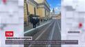 Новости Украины: во Львове женщина перекрасила бордюры в разные цвета