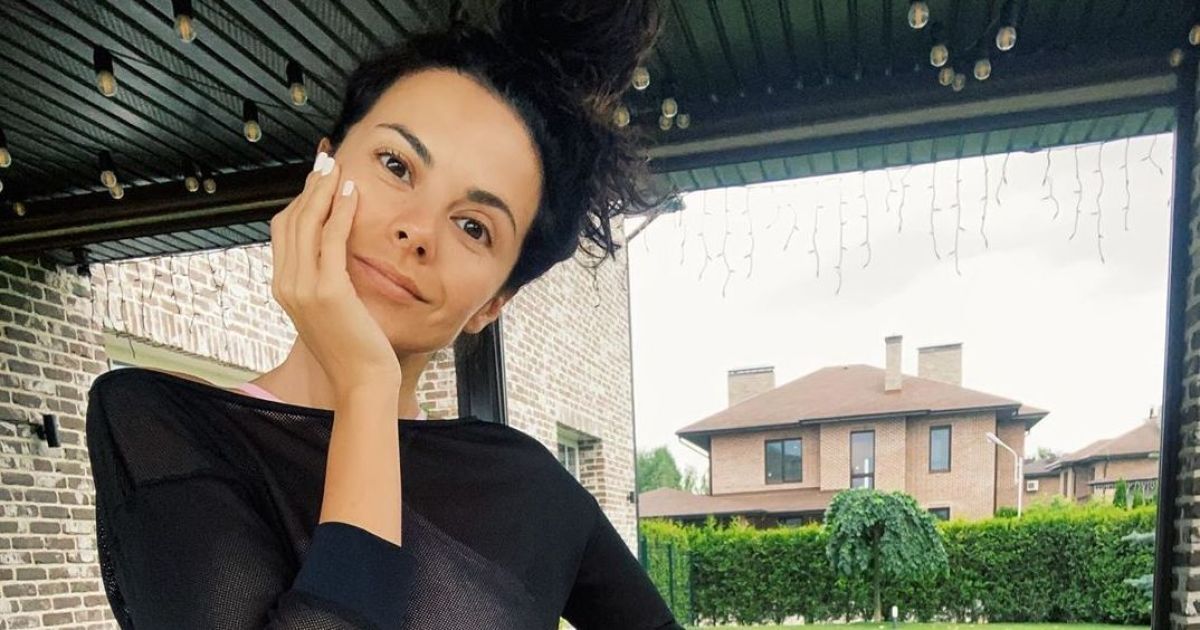 Каменских в прозрачном топе рассказала, как сделать безупречное тело за 15 минут