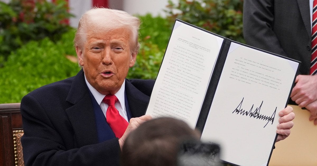 Президент США Дональд Трамп держит подписанный указ во время мероприятия по оглашению новых тарифов