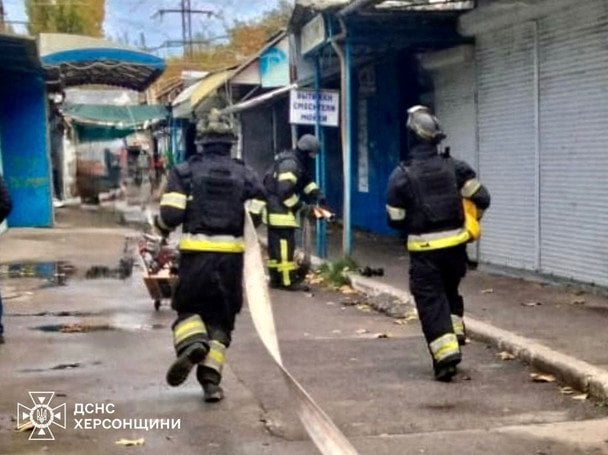 Rescuers in Kherson are working to eliminate the aftermath of the October 31 shelling / © State Emergency Service