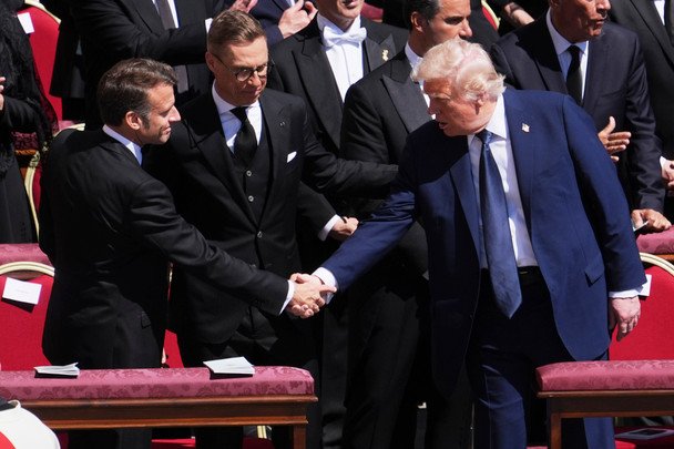 Трамп пожал руку Макрону / © Associated Press