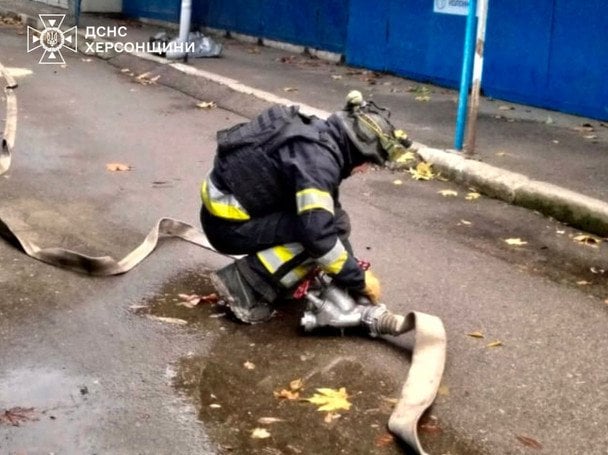 Rescuers in Kherson are working to eliminate the aftermath of the October 31 shelling / © State Emergency Service