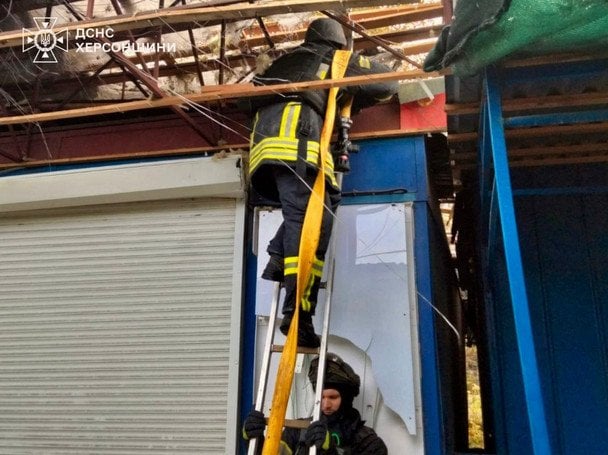 Rescuers in Kherson are working to eliminate the aftermath of the October 31 shelling / © State Emergency Service