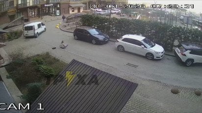 У Луцьку вагітна жінка вчепилася за бус працівників ТЦК та впала з нього